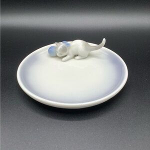 Metzler & Ortloff Playful Cat w/ Yarn Ceramic Trinket Dish